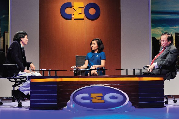 Bà Lê Thị Thảo, lãnh đạo phát triển hệ thống phân phối Tập đoàn NuSkin Enterprises (ngồi giữa) trong vai trò CEO của 
tình huống này
