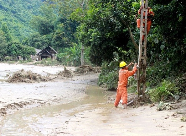 EVN đang tiếp tục chỉ đạo các đơn vị khẩn trương huy động lực lượng và phương tiện khắc phục các sự cố lưới điện do mưa lũ gây ra tại miền Trung.