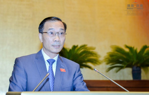 Chủ nhiệm Ủy ban kinh tế của Quốc hội Vũ Hồng Thanh trình bày Báo cáo thẩm tra dự án Luật quản lý ngoại thương sáng 27/10.