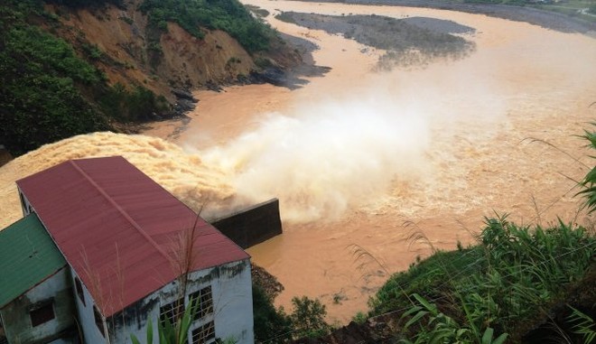 "Chưa bao giờ thân phận con người lại mong manh đến thế!"