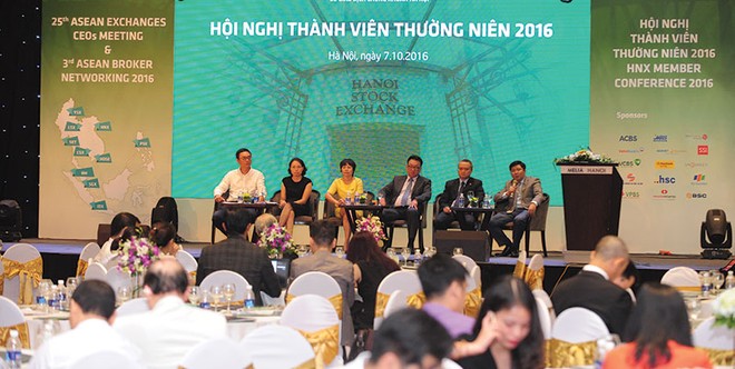 Lãnh đạo UBCK, HNX, VSD cùng thảo luận với thành viên về chứng khoán phái sinh tại Hội nghị thành viên thường niên 2016 của HNX