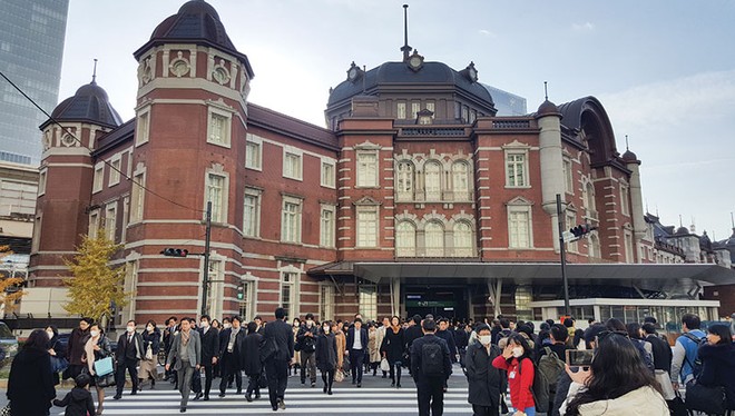 Trước cửa nhà ga tàu Shinkansen Tokyo lúc nào cũng tấp nập người qua lại