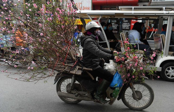 Hình ảnh người dân Châu Á náo nức chuẩn bị đón Tết Đinh Dậu