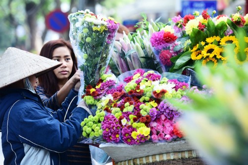 Thời tiết ở Hà Nội ngày cuối năm thuận lợi cho người dân trang hoàng nhà cửa. Ảnh: Giang Huy