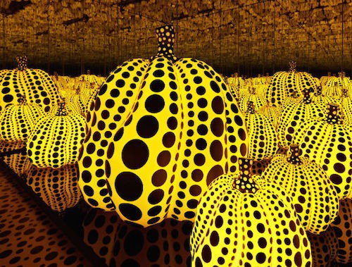 Tác phẩm quả bí ngô của nghệ sỹ Yayoi Kusama.