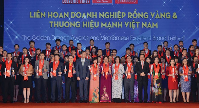 Bà Bùi Như Ý, Phó tổng giám đốc VietinBank nhận chứng nhận Thương hiệu mạnh và cúp của Ban Tổ chức