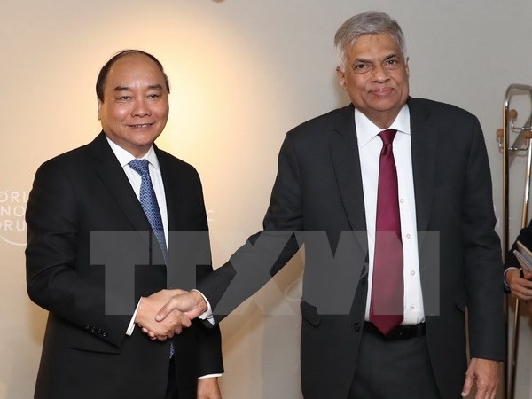 Thủ tướng Nguyễn Xuân Phúc gặp Thủ tướng Sri Lanka Ranil Wickremesinghe bên lề Hội nghị thường niên lần thứ 47 Diễn đàn Kinh tế Thế giới tại Davos tháng 1/2017. (Ảnh: Thống Nhất/TTXVN)