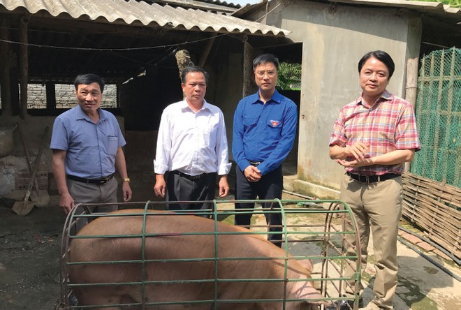Ông Nguyễn Đức Hưởng (ngoài cùng bên phải) tới thăm hộ gia đình ông Quàng Văn Muôn tỉnh Điện Biên