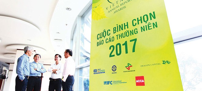  Chung khảo Cuộc bình chọn báo cáo thường niên 2017: Khoảng cách điểm rất sít sao