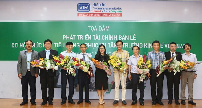 Ban Biên tập Báo Đầu tư tặng hoa các diễn giả tham gia buổi tọa đàm