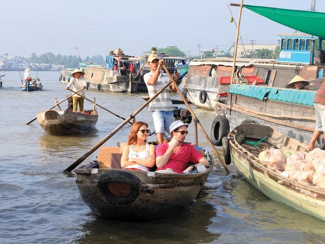 Du khách nước ngoài tham gia tour du lịch thăm chợ nổi Cái Răng (Cần Thơ).