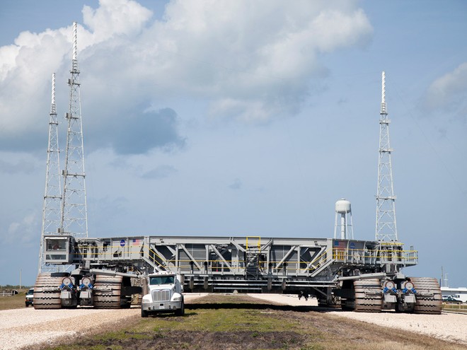 Xe bánh xích chở tàu vũ trụ của NASA