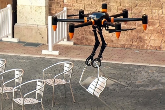 PD6B-AW-ARM, chiếc drone cỡ lớn có “móng vuốt” nâng được vật nặng 20kg 