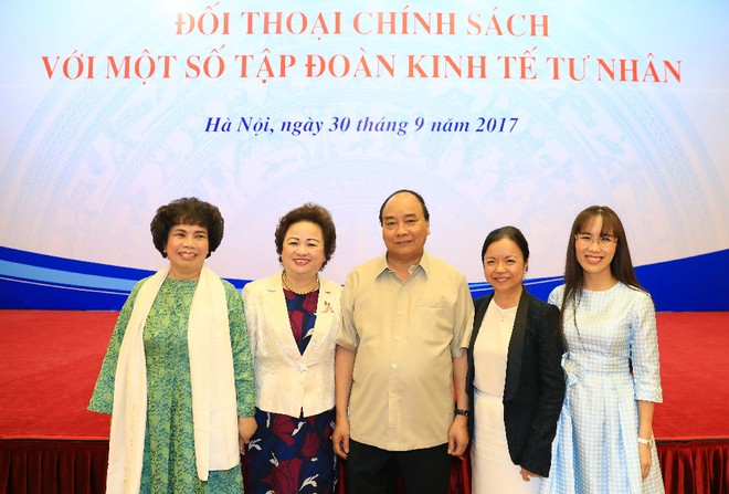 Thủ tướng với các nữ doanh nhân.