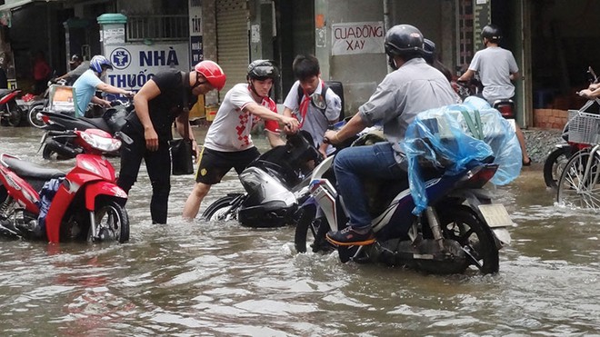 Đường Nguyễn Văn Quá (quận 12) ngập khiến nhiều xe chết máy khi đi qua đây