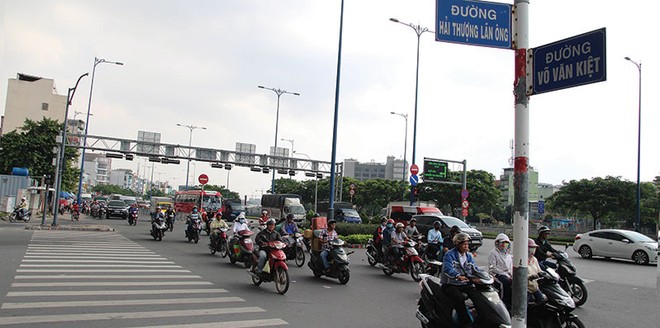 Đường Võ Văn Kiệt, hay còn được gọi là Đại lộ Đông Tây bởi nó là tuyến đường xương sống kết nối từ Đông sang Tây TP.HCM