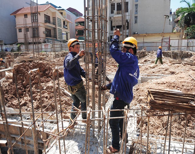 Mua nhà ở hình thành trong tương lai, người mua cần phải tìm hiểu kỹ để hạn chế rủi ro. Ảnh: Dũng Minh