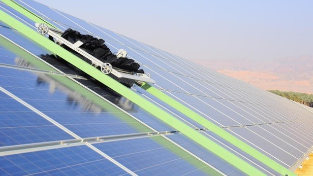E4, robot làm sạch tấm pin năng lượng mặt trời không cần dùng nước