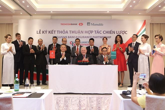 Techcombank và Manulife Việt Nam ký hợp đồng độc quyền bancassurance 15 năm