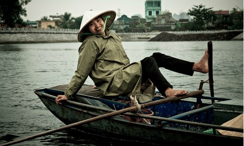 Khách Tây thích thú vì cách chèo thuyền bằng chân ở Ninh Bình