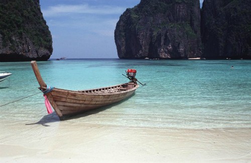 Thiên đường Koh Phi Phi buộc phải đóng cửa do bị ảnh hưởng nghiêm trọng của việc có quá nhiều du khách ghé thăm. Ảnh: NZ.