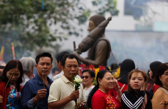 Người Sài Gòn xếp hàng chờ gõ chuông chùa ngày đầu năm