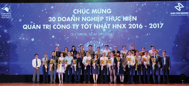 Năm 2018 là năm đầu tiên các DN phải tuân thủ quy chuẩn quản trị doanh nghiệp theo văn bản do Chính phủ ban hành. Trong ảnh, các DN được vinh danh QTCT tốt tại HNX