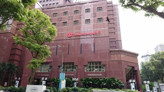 Một trung tâm thương mại Takashimaya tại Singapore là địa điểm mua sắm thu hút đông đảo du khách trong nước và quốc tế