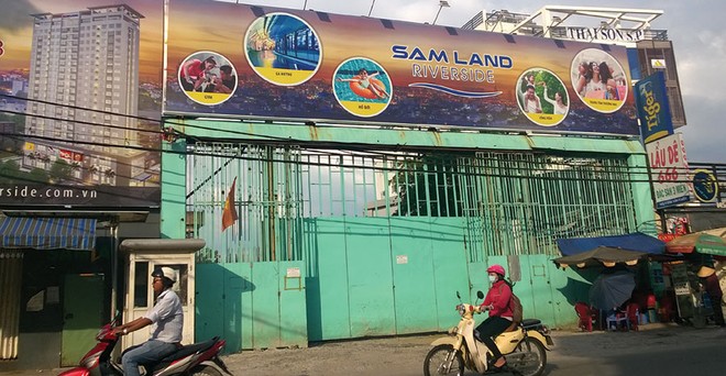 Samland Riverside vẫn trong tình trạng cửa đóng then cài từ khi bị đình chỉ thi công cách đây 1 năm. Ảnh: Việt Dũng