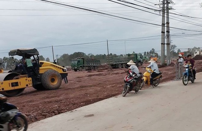 Theo phản ánh, nhiều lô đất chưa nhận tiền bồi thường, nhưng chủ đầu tư vẫn cho san đất, lu nền trước sự khiếu nại của người dân.