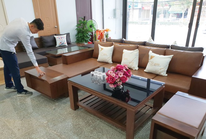 Một bộ sofa gỗ óc chó nguyên bản mã ZG118 có giá 78,3 triệu. Ảnh: Thanh Sơn