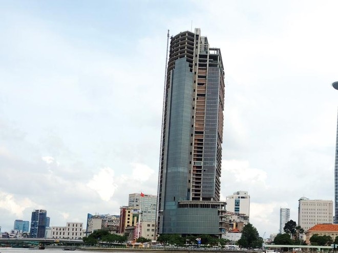 Các nhà đầu tư ngoại có xu hướng tìm dự án “đắp chiếu” để rót vốn. Trong ảnh: Saigon One Tower, dự án đang bị VAMC thu giữ. Ảnh: Đức Thanh