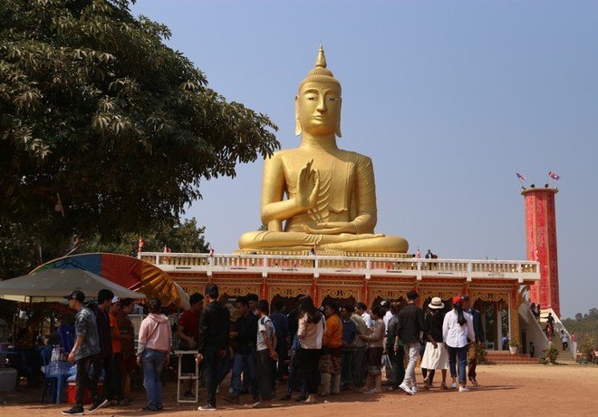 Ngôi chùa ở Ka Rôn (Lào) có tuổi đời từ lâu, được cho là linh thiêng nên cứ vào dịp tết cổ truyền, nhiều người Việt lại sang đây để cầu may mắn.