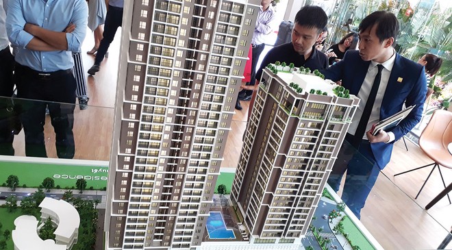 Khách hàng đang tìm hiểu Dự án Sky Park Residences, một trong những dự án cao cấp tại khu vực phía Tây Hà Nội