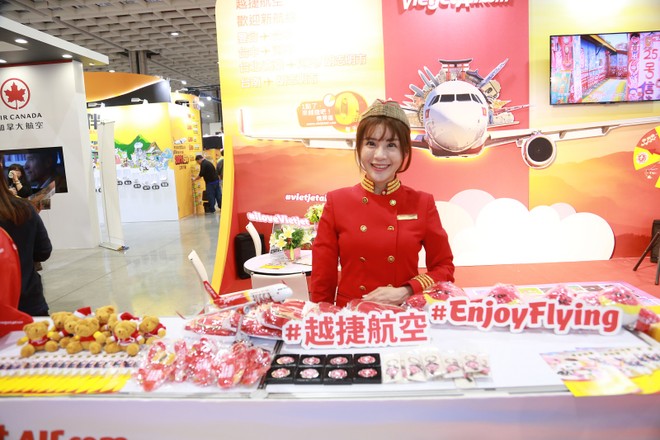 Gian hàng Vietjet với nhiều phần quà và hoạt động thú vị.