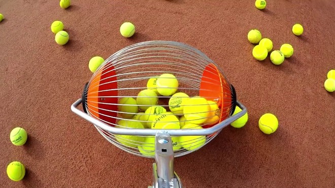 Thiết bị giúp nhặt hàng chục quả bóng tennis trong giây lát