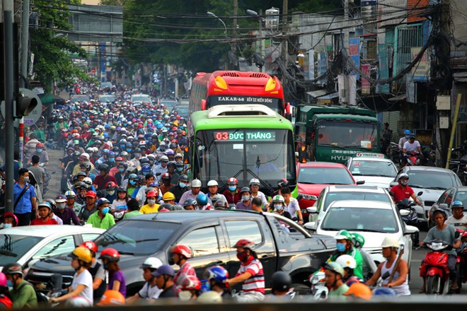 Hiện phương tiện cá nhân chiếm dụng quá nhiều diện tích đường, xe buýt không có chỗ chạy, đến trễ, chậm giờ nên mới bị “ghẻ lạnh"
