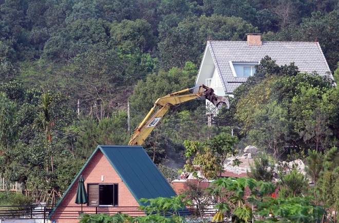 Cưỡng chế công trình vi phạm trên đất rừng Sóc Sơn vào tháng 4/2019. Ảnh: Võ Hải