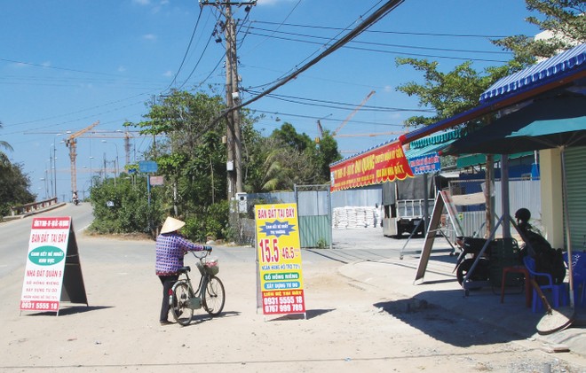 Thời điểm cuối năm, không khó bắt gặp cảnh môi giới dựng lều, chào mời khách qua đường. Ảnh: Trọng Tín 