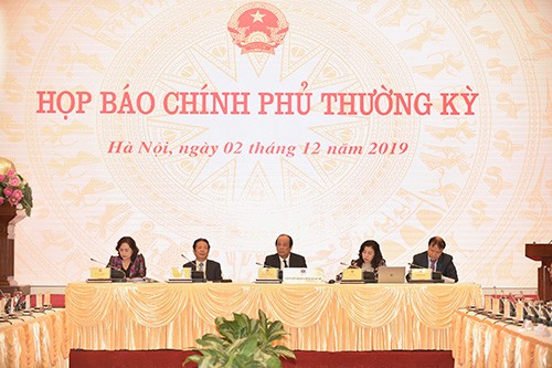 Các thành viên của Chính phủ tại buổi họp báo thường kỳ chiều 2/12