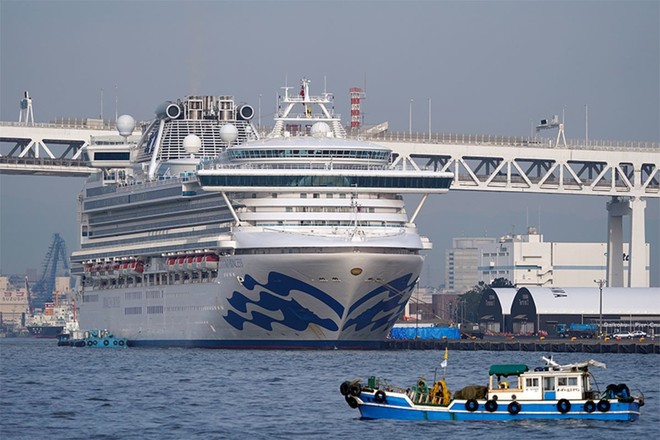 Du thuyền Diamond Princess bị cách ly ngoài khơi thành phố cảng Yokohama, gần Tokyo, Nhật Bản từ 4/2, sau khi một khách đi tàu dương tính với Covid-19. Đến 17/2, có ít nhất 454 ca nhiễm Covid-19 trên tổng số 3.700 hành khách và thành viên thủy thủ đoàn. Trước đó, du thuyền vừa kết thúc hải trình 14 ngày khám phá Đông Nam Á dịp Tết Nguyên đán tại Yokohama. Ảnh: EPA.