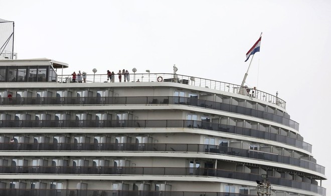 Các hành khách trên bong tàu Westerdam vui mừng sau khi nó được phép cập cảng Sihanoukville của Campuchia. Ảnh:AP.