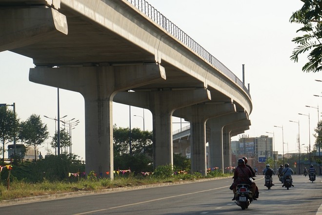 Tuyến Metro số 1 hiện đã được thông toàn tuyến với 71% khối lượng đã được hoàn thành. Trong năm nay, TP.HCM phấn đấu hoàn thành  85% khối lượng và sẽ đưa vào khai thác, vận hành vào cuối năm 2020 (ảnh: Trọng Tín) 