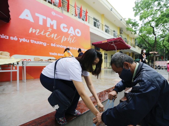 Cần phải chi ngân sách để cứu nền kinh tế và cứu cả người dân, giữ lại nguyên khí quốc gia để hồi phục khi dịch bệnh bị đẩy lùi. Ảnh: Đức Thanh