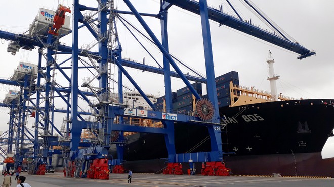 Tàu Wan Hai 805 có sức chở 11.923 TEU, trọng tải 132.000 DWT, chiều dài 330m cập cảng HICT hồi đấu tháng 5/2019. Ảnh: Thanh Tân.