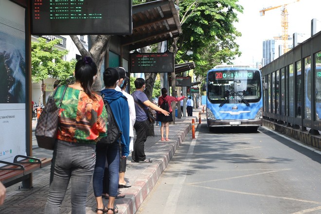 Người dân xếp hàng chờ lên xe buýt vào sáng ngày 4/5.