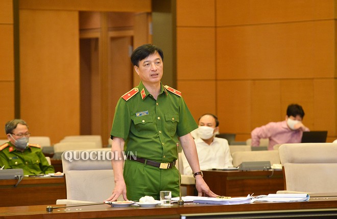 Thứ trưởng Bộ Công an Nguyễn Duy Ngọc trình bày tờ trinh dự án luật.