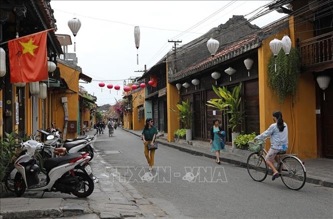 Nhiều giải pháp được đưa ra để gỡ khó cho doanh nghiệp dịch vụ, đặc biệt là du lịch bị thiệt hại bởi COVID-19. Ảnh: Ngọc Hà /TTXVN.