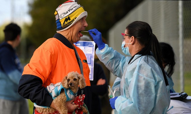 Nhân viên y tế lấy mẫu xét nghiệm nCoV tại Melbourne, cuối tháng 6. Ảnh: Reuters.