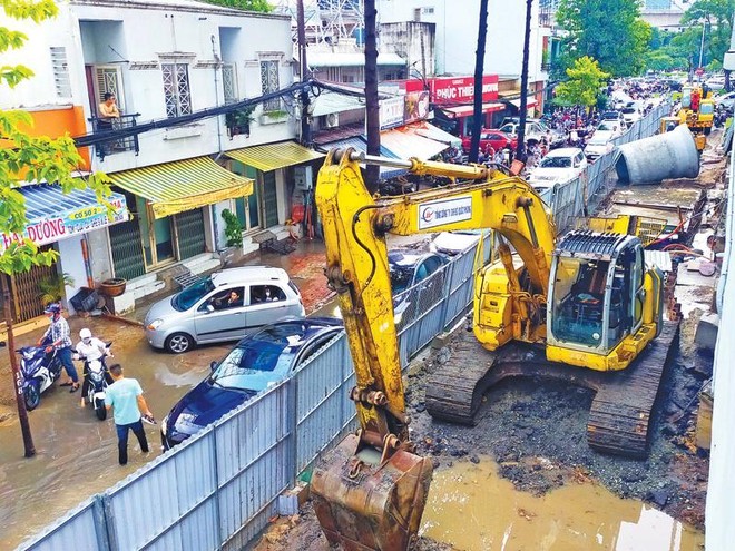 Trong không ít trường hợp, việc xây dựng công trình, nâng nền đường ở TP.HCM đã khiến nhiều tuyến phố trở thành điểm chứa nước mỗi khi trời mưa hay triều cường. Ảnh: Lê Toàn